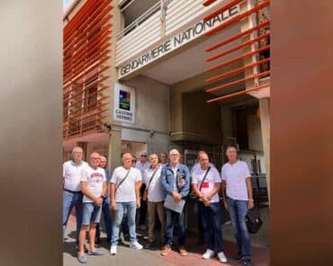 Une quinzaine de gendarmes à la retraite natifs de La Réunion devant l'entrée de la caserne Vérines, à Saint-Denis, siège du groupement de gendarmerie de La Réunion (Photo : Collection privée)