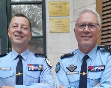 Le général de brigade Jean-Philippe REILAND, le 25 octobre 2025, devant le bâtiment à Paris abritant l'OCLCH (à droite) aux côtés du général de corps d'armée Tony MOUCHET (ex-DOE)(Photo: PMG/L'Essor)