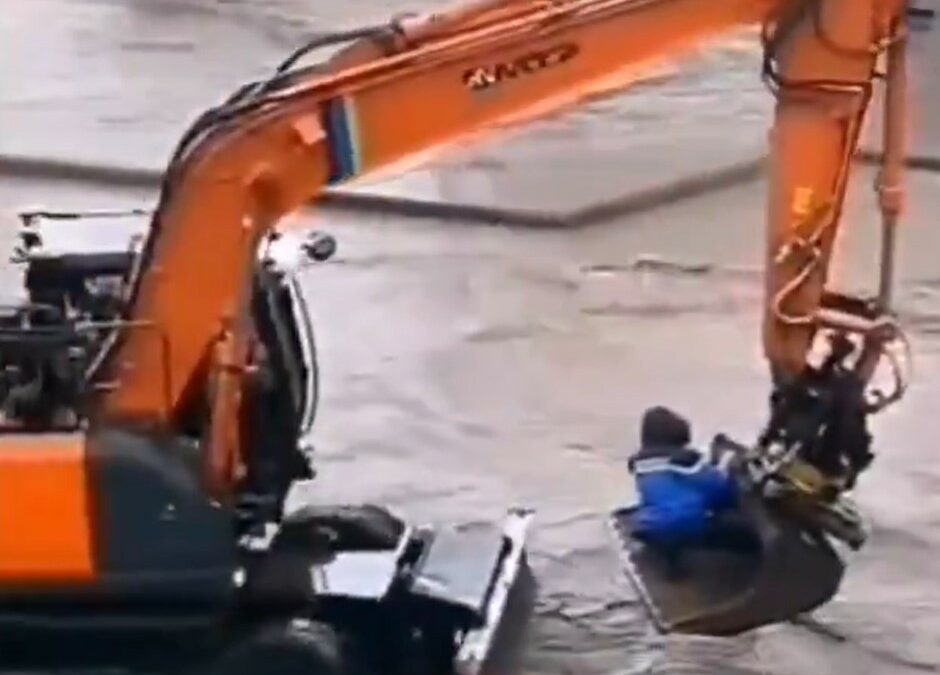 Inondations: un gendarme sauve une habitante à l’aide d’une pelleteuse