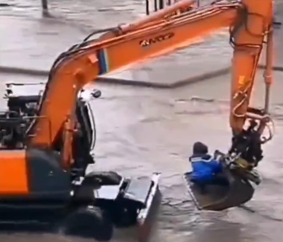 Inondations: un gendarme sauve une habitante à l’aide d’une pelleteuse