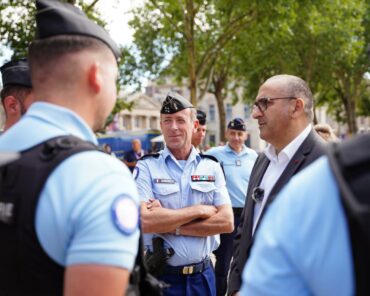 Le général Xavier Ducept, lors d'une visite aux gendarmes mobilisés pour la sécurisation des Jeux olympiques de Paris-2024, au côté du préfet de police de Paris Laurent Nuñez. (Photo: Gendarmerie)