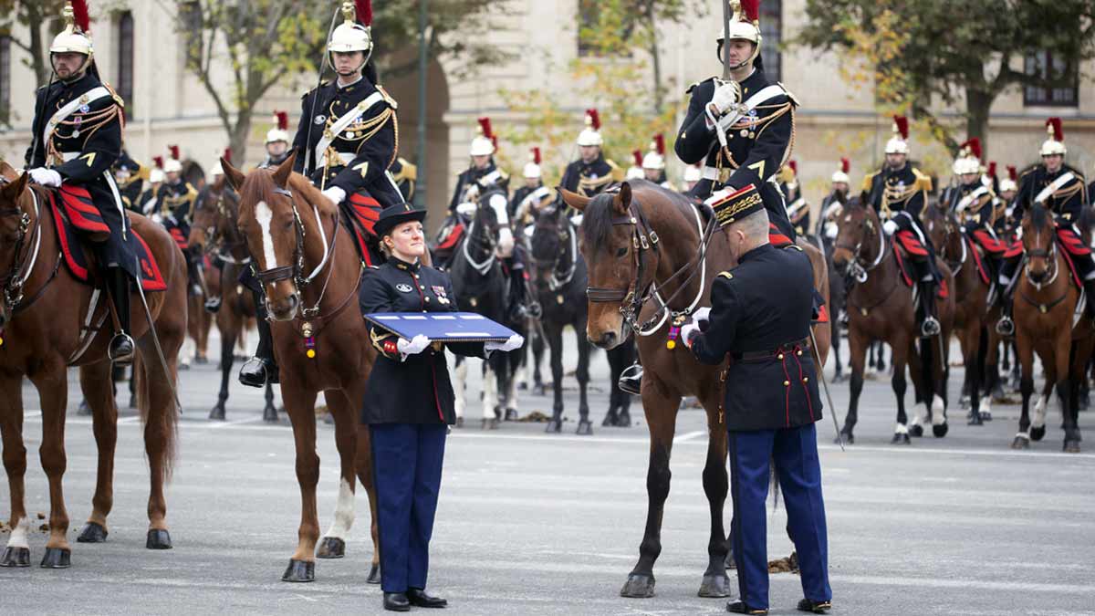 Quatre chevaux de la Garde républicaine décorés suite aux JO de Paris-2024