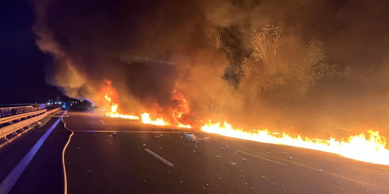 Face à l'ampleur de l'incendie et aux produits dangereux, une cinquantaine de pompiers ont été mobilisés sur l'autoroute A1, fermée pendant 10 heures. (Photo: Sdis de l'Oise)