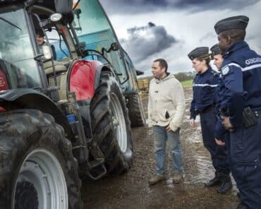 Des gendarmes au contact d'agriculteurs. (Photo d'illustration: F.Garcia/Gendarmerie)