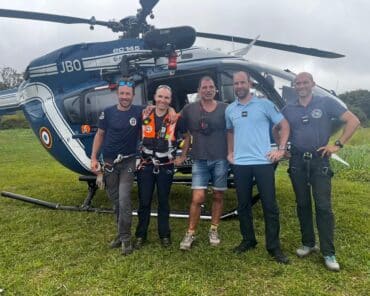 Marc Livèrement, au centre de la photo, avec les gendarmes qui lui ont sauvé la vie (photo Gendarmerie de La Réunion)