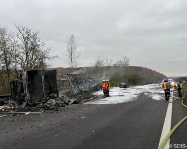 L'intervention de la gendarme et du policier a été décisive pour libérer le chauffeur prisonnier de son camion en feu (photo Facebook SDIS de l'Oise)