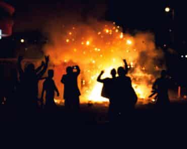 Les gendarmes ont dû s'interposer entre teufeurs et gens du voyage venus en découdre après 24 heures de rave-party. (Photo d'illustration: A.McCarthy / Unsplash)