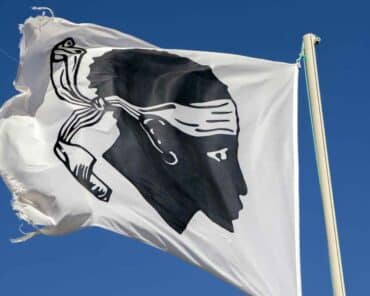 Le drapeau Corse flottant dans le ciel de l'Île de Beauté. (Photo d'illustration: J.Macou/Pixabay)