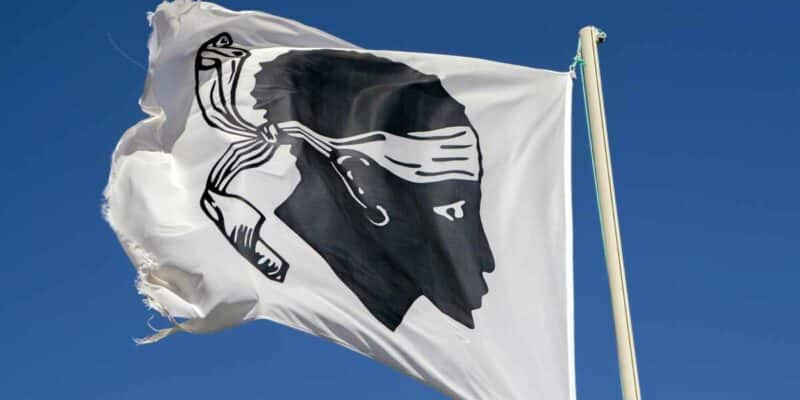 Le drapeau Corse flottant dans le ciel de l'Île de Beauté. (Photo d'illustration: J.Macou/Pixabay)
