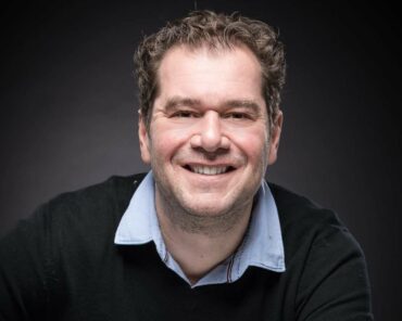 Franck Seguin écrit les biographie et mémoires des gendarmes et des militaires.