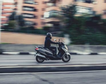 Le pilote du scooter regrette sans doute son clin d'œil à une gendarme (Photo d'illustration: Javygo / Unsplash)