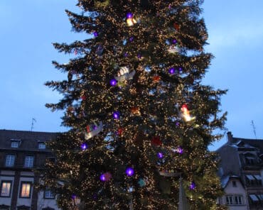 ILLUSTRATION Le grand sapin de Noël, Place Kléber à Strasbourg en 2010 avec le village de Noël à ses pieds. (Ph : Erics67 /CC BY 3.0)