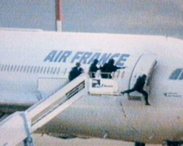 Prises par le photographe Eric Camoin pour l'agence Reuters, ces photos de l'assaut de l'Airbus A320 à Marignane par les hommes du GIGN ont fait le tour du monde. (Photo d'archives - Eric Camoin/Reuters)