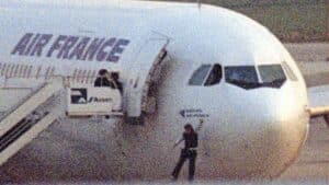 Jean-Paul Borderie, le copilote de l'Airbus A320, s'échappe en sautant du cockpit lors de l'assaut de l'avion par le GIGN, à l'aéroport de Marignane, le 26 décembre 1994. (Photo: Eric Camoin/Reuters)