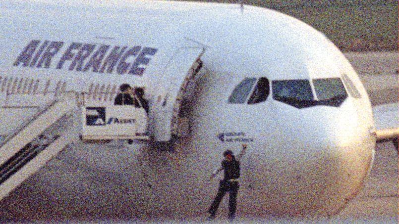 Le copilote de l'Airbus A300 s'échappe en sautant du cockpit lors de l'assaut de l'avion par le GIGN, à l'aéroport de Marignane, le 26 décembre 1994. (Photo: Eric Camoin/Reuters)