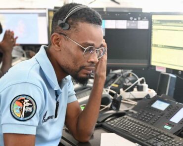 Après le passage du cyclone Chido, le rétablissement des communications est l'autre priorité des gendarmes à Mayotte. (Photo: Ministère de l'Intérieur) Un gendarme du centre des opérations et du renseignement de la gendarmerie (CORG) de Mayotte.