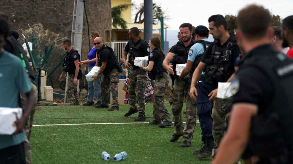 Des gendarmes sécurisent et participent à la distribution de denrées alimentaires et d'eau à la population Mahoraise après le passage du cyclone Chido. (Photo: Ministère de l'Intérieur)