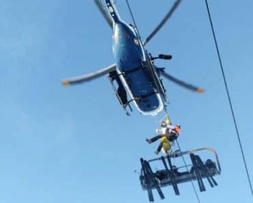 Un gendarme secouriste d'un PGHM lors d'une opération d'hélitreuillage d'un skieur depuis un télésiège. (Photo: CTM-gendarmerie)