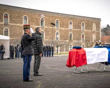 Le ministre de l'Intérieur Bruno Retailleau, accompagné du major général de la Gendarmerie, le général André Petillot, a rendu hommage au capitaine Monnier, décédé lors d'une mission alors qu'il était en renfort à Mayotte. (Photo: Gendarmerie)