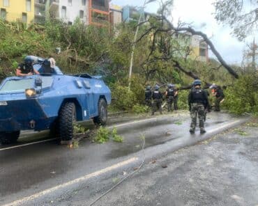 Des gendarmes déblaient une route à Mayotte après le passage du cyclone Chido (Ph: Gendarmerie nationale)