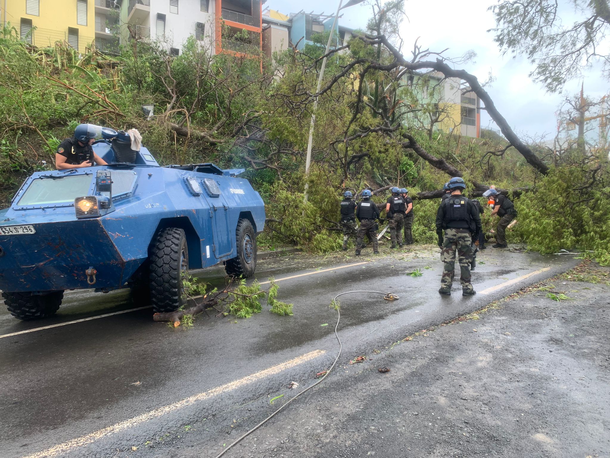 Mayotte dévastée par le cyclone Chido, course contre la montre pour secourir les sinistrés