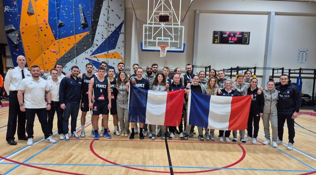 Les gendarmes et les équipes de France militaire de basket en argent