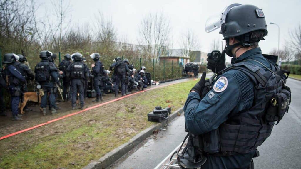 Le GIGN déployé devant une imprimerie de Dammartin-en-Goële où les frères Kouachi s'étaient retranchés. (Photo d'archive - Gendarmerie / Ministère de l'Intérieur)