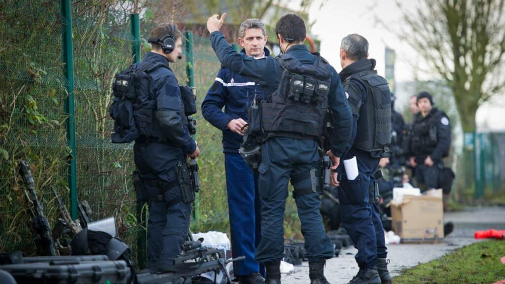 Le DGGN Denis Favier et le chef du GIGN Hubert Bonneau, à proximité de l'imprimerie de Dammartin-en-Goële où les frères Kouachi s'étaient retranchés. (Photo d'archive - Gendarmerie / Ministère de l'Intérieur)