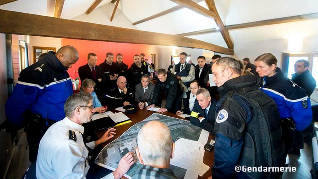 Le DGGN Denis Favier, le chef du GIGN Hubert Bonneau, le patron du Raid Jean-Michel Fauvergue et le procureur François Molins au poste de commandement (PC) opérationnel installé à proximité de l'imprimerie de Dammartin-en-Goële où les frères Kouachi s'étaient retranchés. (Photo d'archive - Gendarmerie / Ministère de l'Intérieur)