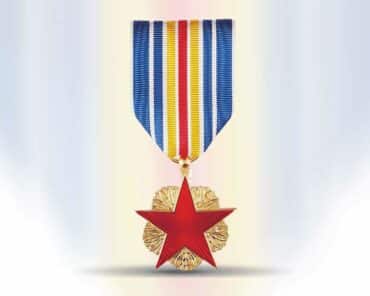 La médaille des blessés de guerre, autrefois appelée insigne des blessés militaires. (Photo: Monnaie de Paris, montage: L'Essor)