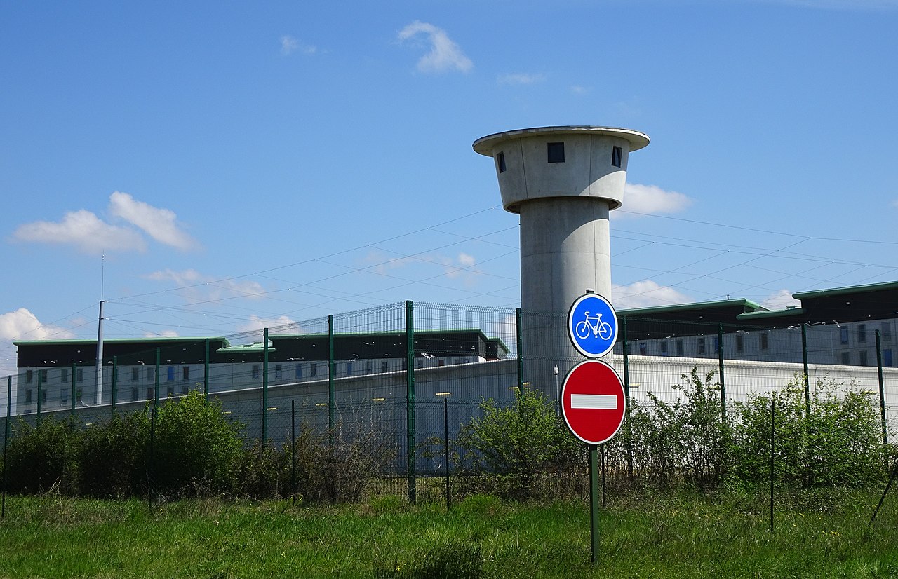 Les « cent plus gros narcotrafiquants » détenus vont être isolés dans « une prison de haute sécurité » à l’été, annonce Darmanin