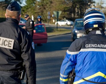 Un motocycliste de la Gendarmerie et un fonctionnaire de la Police nationale lors d'une opération de contrôle conjointe en Bretagne. (Photo: J.Groisard/Dicom-MI)