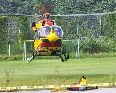 Déployé sur place après le crash, l'hélicoptère Dragon 972 de la Sécurité civile, équipé d'un treuil, a permis de récupérer deux des quatre victimes. (Photo: EmoNews/Facebook)