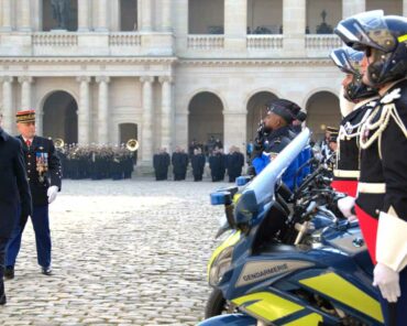 Le ministre de l'Intérieur Bruno Retailleau et le directeur général de la Gendarmerie, le général d'armée Hubert Bonneau, effectuaient leur première cérémonie d'hommage aux héros de la Gendarmerie, lundi 17 février 2025, aux Invalides (Paris). (Photo: L.Picard/L'Essor)
