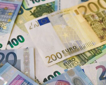 La fausse monnaie confectionnée par le faussaire était ensuite expédiée sur tout le territoire. (Photo d'illustration: I.Boran/Unsplash)