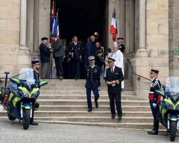 Lors de la cérémonie de la Sainte-Geneviève, le 30 novembre 2022, deux gendarmes motocyclistes assuraient une haie d'honneur à la sortie de l'église où s'était déroulé un office religieux. (Photo: Archives -Gendarmerie de l'Ardèche)
