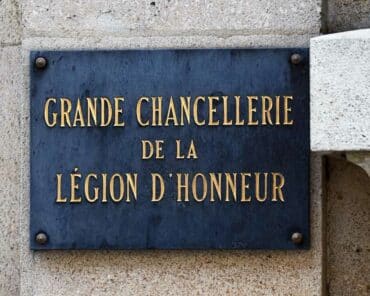 Plaque d'entrée de la Grande Chancellerie de la Légion d'honneur, rue de Lille, à Paris. (Photo: L.Picard / L'Essor)