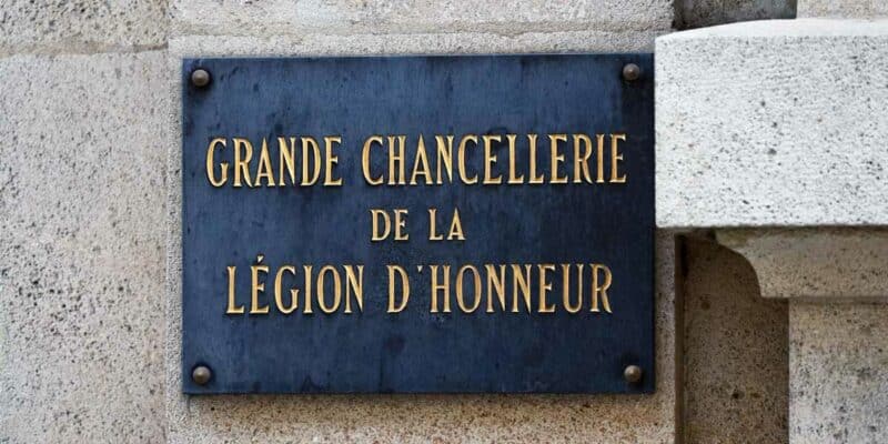 Plaque d'entrée de la Grande Chancellerie de la Légion d'honneur, rue de Lille, à Paris. (Photo: L.Picard / L'Essor)