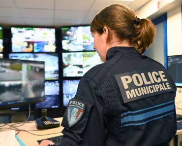 Une agent de la police municipale intercommunale veille sur les écrans du centre de supervision de vidéoprotection de Caux Seine agglo. (Photo: L.Picard / L'Essor)