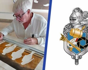 Joël Lemaine, l'un des artistes agréé peintre des Armées, spécialité peintre de la Gendarmerie (à gauche) et l'écu des peintres aux armées - Gendarmerie (à droite). (Photo: Coll. privée / Gendarmerie, assemblage L'Essor)