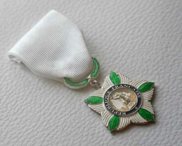 Un exemplaire de la Médaille de reconnaissance aux victimes du terrorisme, exposée au Musée de la Grande chancellerie de la Légion d'honneur, à Paris. (Photo: L.Picard / L'Essor)