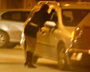 Une prostituée urbaine s'adressant à un client potentiel à Turin, en Italie, 2005.