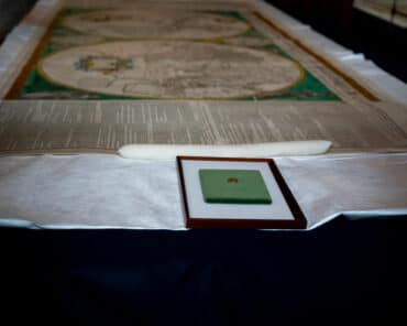 La Bibliothèque nationale de France a reçu, lors d’une cérémonie officielle le 1er avril 2025, un sou d’or de Charlemagne et une mappemonde murale en deux hémisphères datant de la seconde moitié du XVIIe siècle. Saisis par la Direction Nationale du Renseignement et des Enquêtes Douanières (DNRED), le service de renseignement de la douane, ces pièces d’exception ont été confiées à la BnF dans le cadre d’une cession amiable à titre gracieux. (Ph: DOUANES)