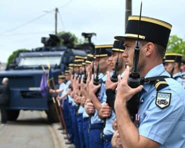 Un détachement de gendarmes du GBGM est venu rendre hommage à ses aînés du 45e Bataillon de chars de combat de la Gendarmerie, ayant combattu avec bravoure lors de la Bataille de Stonne, en mai 1940. (Photo: L.Picard/L'Essor)