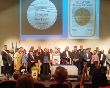 Trois des enfants du gendarme René Escafre, ont reçu sa médaille et son diplôme de "Juste parmi les Nations" à titre posthume le 18 mai 2025, lors d'une cérémonie à Samaran (Gers), où il avait sauvé dix Juifs de la déportation en 1944. (Photo: HC)