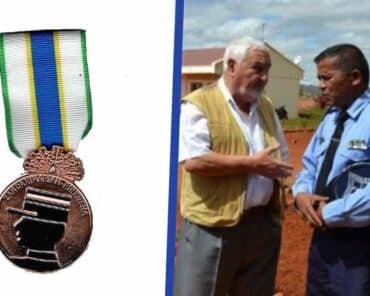 Adjudant-chef Pierre Aymeric (à gauche), retraité de la Gendarmerie française, ici avec un officier de la Gendarmerie Malgache, vient de recevoir la médaille de la Gendarmerie nationale malgache. (Photo: Coll. privée / P. Aymeric)