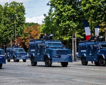 Les nouveaux véhicules d'intervention polyvalents de la Gendarmerie (VIPG) Centaure, lors du défilé militaire du 14 juillet 2025 à Paris (Photo: F.Thies/GBGM)