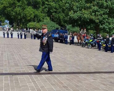 Le général de corps d'armée Olivier Kim, commandant la région de gendarmerie Grand Est, passe les troupes en revue lors de ses adieux aux armes, le jeudi 3 juillet 2025, sur la place de la République à Metz. (PMG/ESSOR
