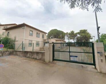 Un impact a été découvert sur un bâtiment de la caserne de gendarmerie de Sartène (Corse-du-Sud) après des tirs dans la nuit du 14 au 15 août 2025. (Capture d'écran - Google street view)