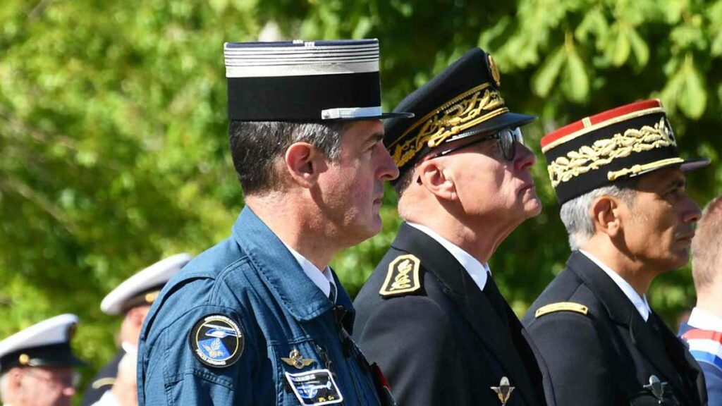 Le colonel Eric Espinal, lors de la cérémonie de fin de scolarité de la 443e promotion d'élèves-gendarmes de l'école de Montluçon, en juillet 2025. La promotion portait le nom de l'adjudant-chef Alphonse Rhety, pionnier de la formation des pilotes d’hélicoptères dans la Gendarmerie. (Photo: EG Montluçon)